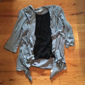 3/4 sleeve black and gray shirt